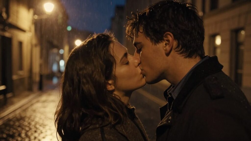 Pareja joven besándose bajo la luz de una farola en una calle empedrada bajo la lluvia.